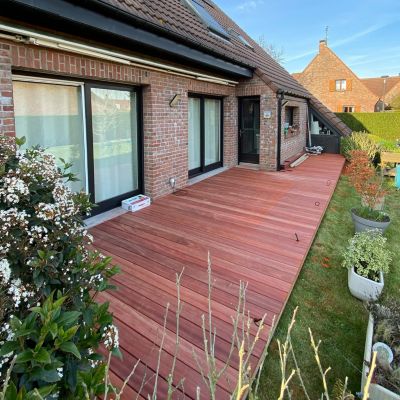 Kit complet terrasse bois exotique PADOUK pour 10 m², Lames 2,15 m, lambourdes 1,85 m, plots réglables et visserie Inox.