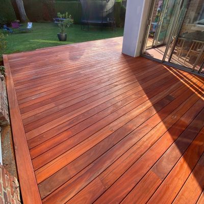 Kit complet terrasse bois exotique PADOUK pour 10 m², Lames 2,45 m, lambourdes 2,45 m, plots réglables et visserie Inox.