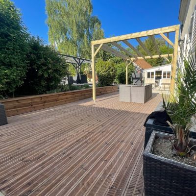 Kit complet terrasse Pin autoclave Marron pour 20 m², Lames 3,3 m, lambourdes 3 m, plots réglables et visserie Inox.