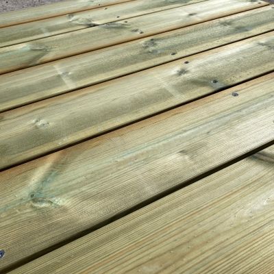 Kit complet terrasse Pin autoclave Vert pour 80 m², Lames 3,3 m, lambourdes 3 m, plots réglables et visserie Inox.