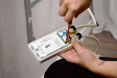 Kit de démarrage thermostat connecté pour radiateur électrique Schneider Electric Wiser blanc