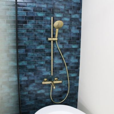 Kit de douche sans robinetterie avec douchette 3 jets + flexible + barre réglable, doré, Essebagno Luisa