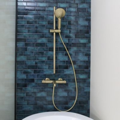 Kit de douche sans robinetterie avec douchette 3 jets + flexible + barre réglable, doré, Essebagno Luisa