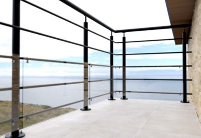 Garde-corps moderne en aluminium et verre