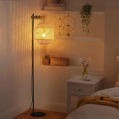 Lampadaire ANJA en bois et osier avec abat-jour en bambou interrupteur au pied et design moderne pour salon ou cuisine