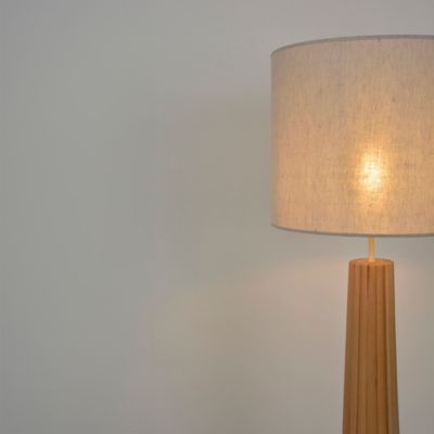 Lampadaire Cesar pied en bois et abat-jour effet lin 15W IP20 H.167 x Ø44 cm Corep