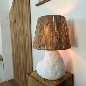 Lampe à poser galet céramique et corde H40cm