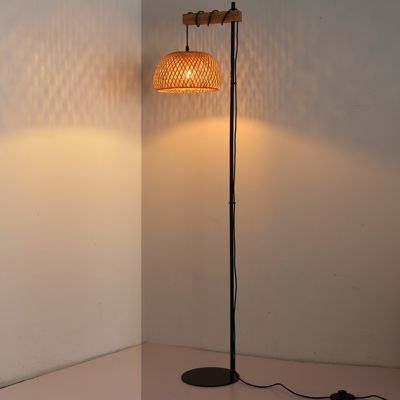 Lampe sur pied en bois et rotin avec abat-jour en bambou Ylva interrupteur au pied et design moderne pour salon ou cuisine E27
