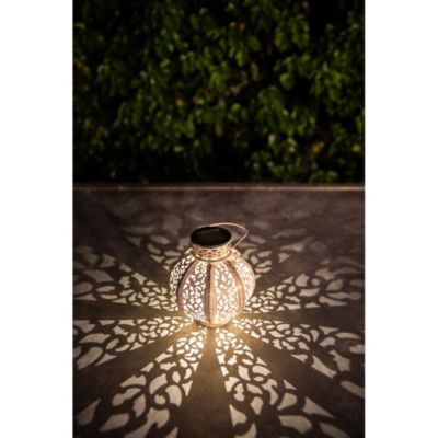Lanterne solaire en métal ajouré à poser ou suspendre- Hauteur 25cm- Diamètre 15cm- 1 LED blanche- 10 Lumens- Eclairage extérieur