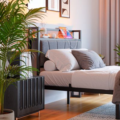 Lit 120x200 cm avec tête haute rembourrée et cadre métal, LED multicolores pilotables et station USB