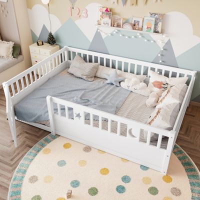 Lit 140x190 cm en pin massif blanc avec barrières verrouillables et décor étoiles et lune, style enfant