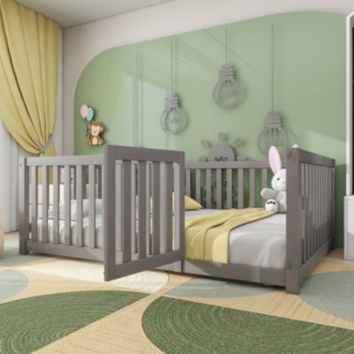 Lit 140x200 cm en bois massif de pin avec barrières 60 cm et petite porte, design bas au sol, gris