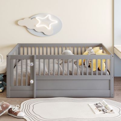 Lit enfant 140x200 cm - Lit en Bois avec Barrière et Porte, Protection Sécurisée MDF et Pin, Gris, Sans Matelas