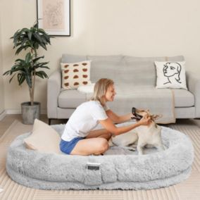 Lit Géant pour Chien Humain en Fausse Fourrure Moelleuse Couverture Oreiller Sangle Coussin Orthopédique Gris