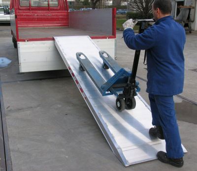 Longueur de rampe 2.40m - Largeur utile: 0.69m - Capacité de charge jusqu'à 1000kg  - Hauteur à franchir de 720mm - Vendue à