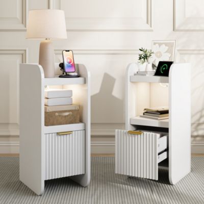 Lot 2 chevets blancs étroits minimalistes 1 tiroir façade cannelée, LED niche, prises secteur USB USB-C intégrées