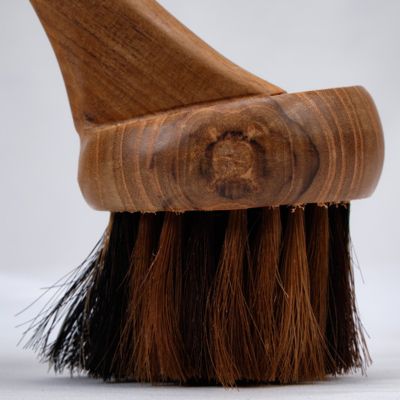 Lot de 2 brosses incurvées en bois de teck et poils doux - OPHELIA