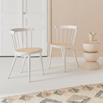 Lot de 2 chaises blanches en bois et cannage. Nora. L 54 x P 54 x H 76.5cm.