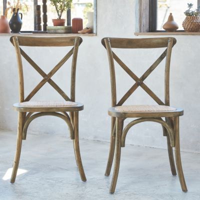 Lot de 2 chaises de bistrot en bois d'hévéa marron vieilli. vintage. assise en rotin. empilables