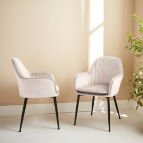 Lot de 2 fauteuils en velours blanc cassé et pieds en métal noir. Shella L 57 x P 59 x H 84.5