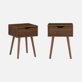 Lot de 2 tables de chevet décor bois teinté noyer. 1 tiroir