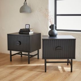 Lot de 2 tables de chevet noires. un tiroir. L 48 x l 39 x H 50cm