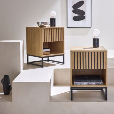Lot de 2 tables de chevet style contemporain avec 1 tiroir effet bois rainuré (système d'ouverture par pression) et 1 niche.