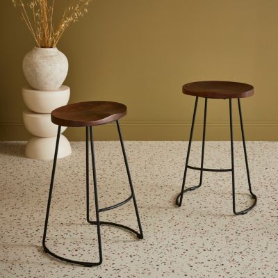 Lot de 2 tabourets de bars bois de manguier teinté noyer et acier. avec repose pieds. 65cm