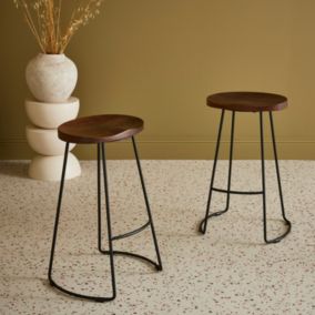 Lot de 2 tabourets de bars bois de manguier teinté noyer et acier. avec repose pieds. 65cm