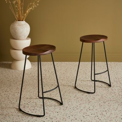 Lot de 2 tabourets de bars bois de manguier teinté noyer et acier. avec repose pieds. 65cm