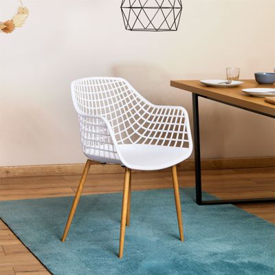 Lot de 4 chaises LUCIA pour salle à mange design retro avec accoudoirs, coque en plastique blanc et pieds en métal décor chêne