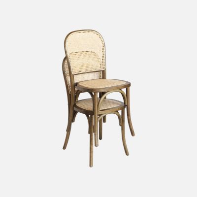 Lot de deux chaises vintage en bois marron vieilli avec assise et dossier en rotin