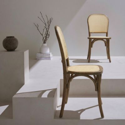 Lot de deux chaises vintage en bois marron vieilli avec assise et dossier en rotin