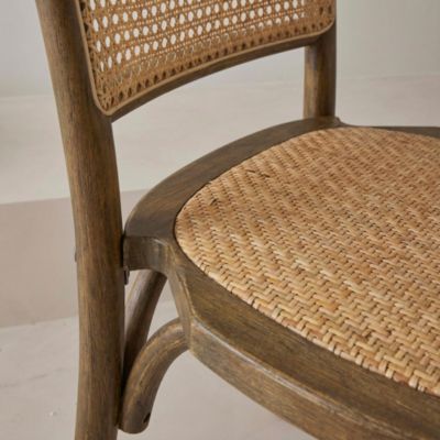 Lot de deux chaises vintage en bois marron vieilli avec assise et dossier en rotin
