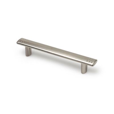 Manche en Zamak finition nickel satiné, dimensions: 129x15x24mm et inserts: 96mm-