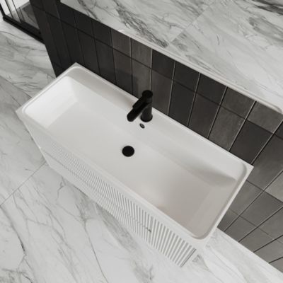 Meuble De Salle De Bains Suspendu 100Cm Avec Façade Blanche Brillante Cannelée Et Miroir Cortina