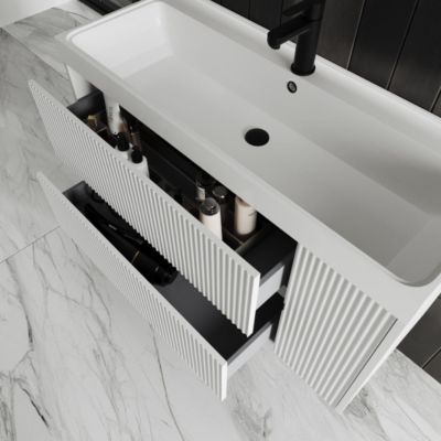 Meuble De Salle De Bains Suspendu 100Cm Avec Façade Blanche Brillante Cannelée Et Miroir Cortina