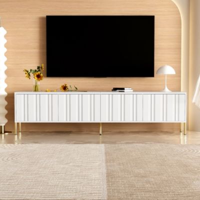 Meuble TV 190x38x48 cm avec rangements et pieds dorés, portes rainurées pour un style moderne