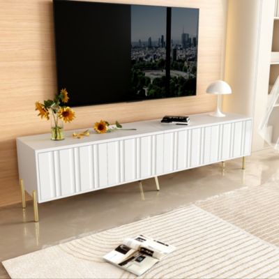 Meuble TV 190x38x48 cm avec rangements et pieds dorés, portes rainurées pour un style moderne