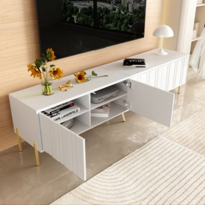 Meuble TV 190x38x48 cm avec rangements et pieds dorés, portes rainurées pour un style moderne