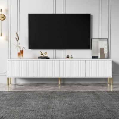 Meuble TV 190x38x48 cm avec rangements et pieds dorés, portes rainurées pour un style moderne
