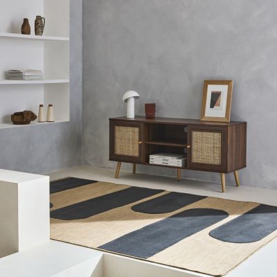 Meuble TV en cannage 120x39x56.5cm -  Bohème - couleur bois foncé. 2 niveaux. 2 étagères. 2 portes. pieds scandinaves