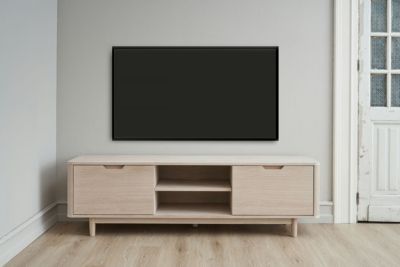 Meuble TV Nyborg avec 3 portes et 2 niches - Chêne massif et MDF - Naturel