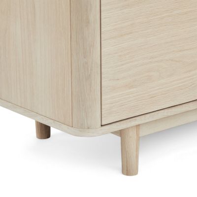 Meuble TV Nyborg avec 3 portes et 2 niches - Chêne massif et MDF - Naturel