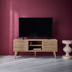 Meuble TV scandinave avec 2 portes décor bois rainuré et 1 niche centrale avec étagère L120cm