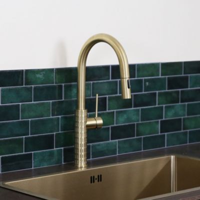 Mitigeur de cuisine doré avec douchette Essebagno Architek