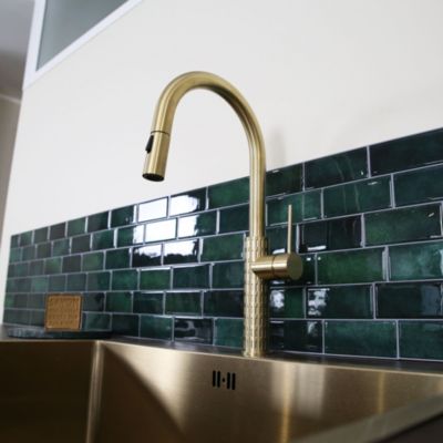 Mitigeur de cuisine doré avec douchette Essebagno Architek