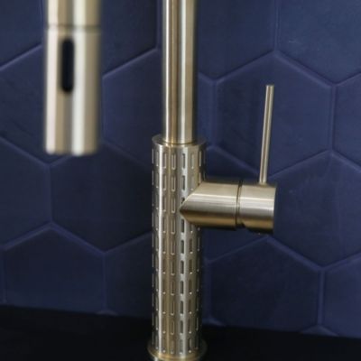 Mitigeur de cuisine doré avec douchette Essebagno Architek