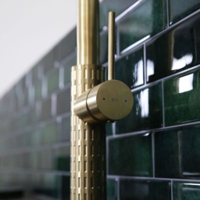 Mitigeur de cuisine doré avec douchette Essebagno Architek
