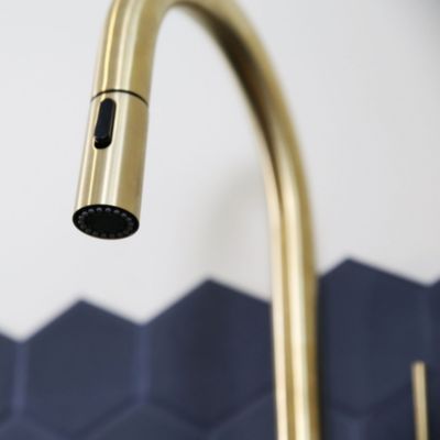 Mitigeur de cuisine doré avec douchette Essebagno Architek